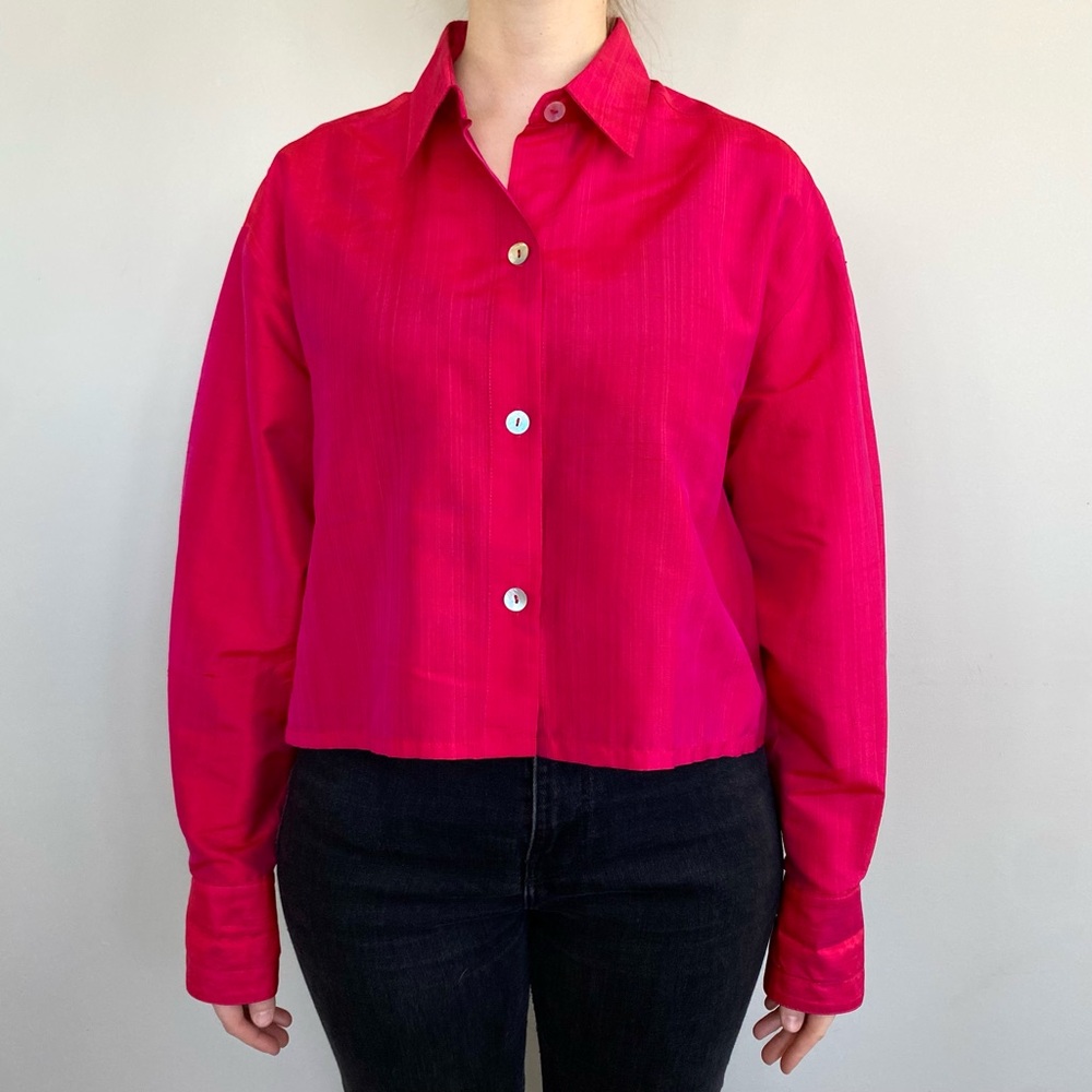 Vintage Collection Toni Plus 100% silk shiny cropped blouse. ❤️